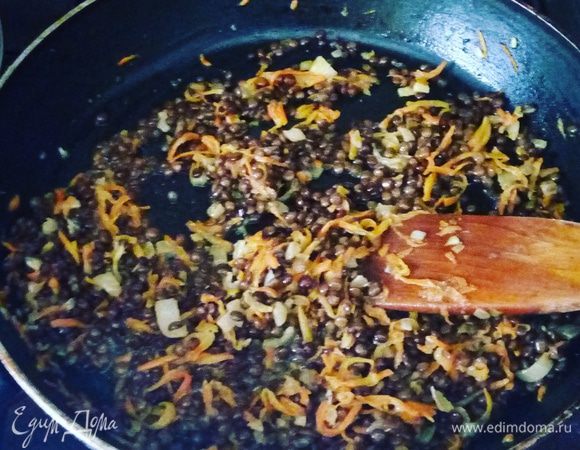 Отправляем в сковороду отваренную чечевицу, солим, немного воды, тушим на слабом огне в течение 10 минут. Гарнир из чечевицы готов.