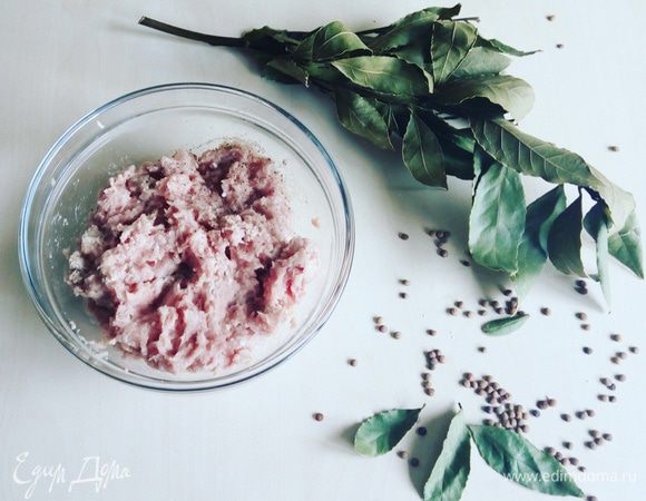 Берем домашний фарш, у меня свинина с курицей, добавляем соль и перец по вкусу, перемешиваем.