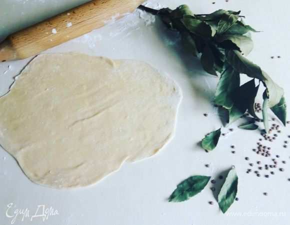 Раскатываем тесто как можно тоньше.