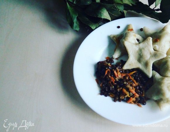 Отварить равиоли в подсоленной кипящей воде 10 минут, подавать с гарниром из чечевицы. Приятного аппетита!