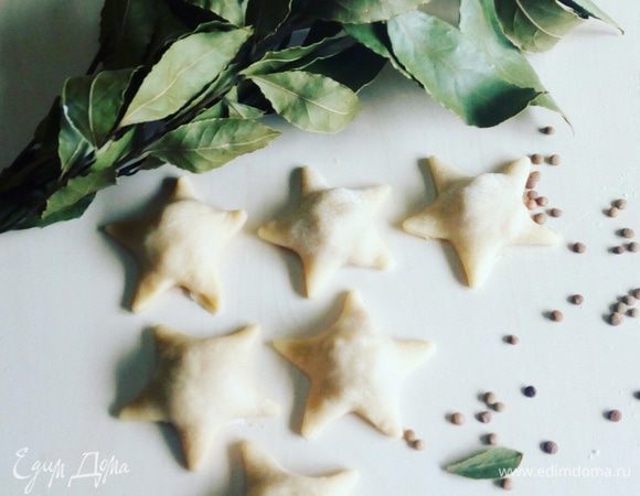 Кладем фарш, закрываем вторым пластом теста, вырезаем формочкой равиоли.