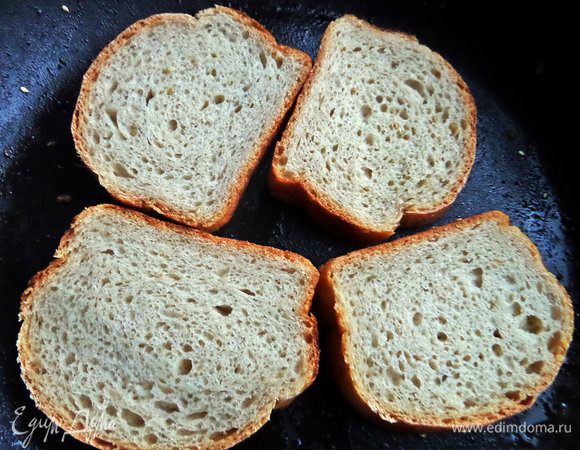 Берем 4 ломтика и обжариваем с небольшим количеством масла. Лучше на гриль-сковороде.