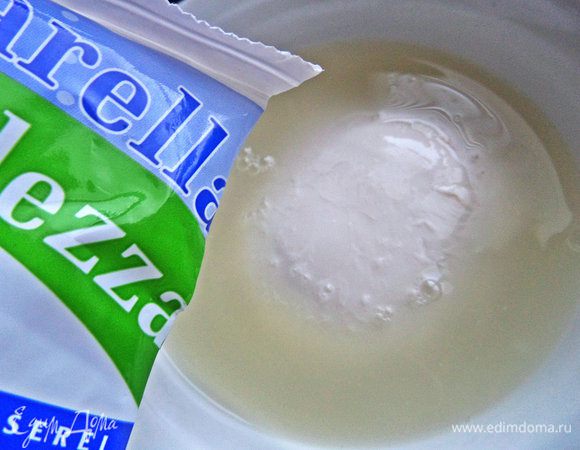 Моцареллу вынуть из рассола. Чистый вес — 125 г.