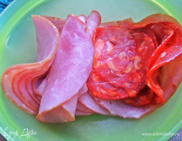 Ветчина-колбаса уже были в нарезке. Я указала ветчину 4 классических ломтика, у меня сильно тонкие, поэтому ушло 10!