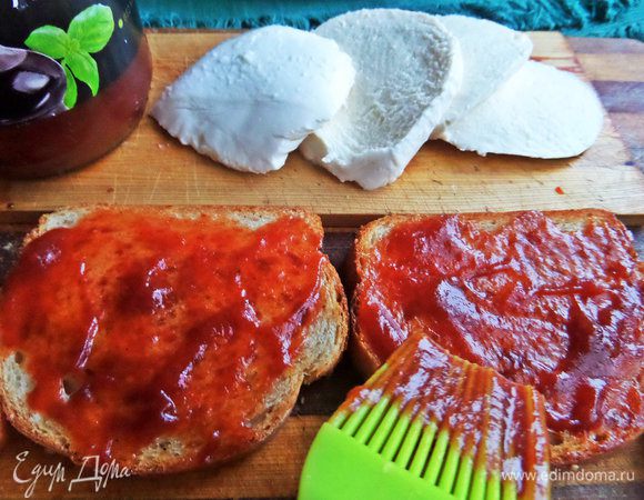 Смазать гренку томатной пастой или соусом песто.