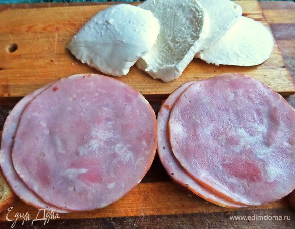 На пасту или песто кладем ветчину.