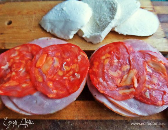 Пикантная испанская колбаса чоризо сверху.