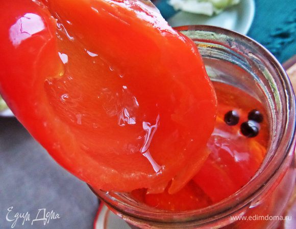 Маринованный перец домашней заготовки вынимаем из рассола. Рецепт здесь: http://www.edimdoma.ru/retsepty/59946-marinovannyy-perets В идеале вместо перца-вяленые томаты.