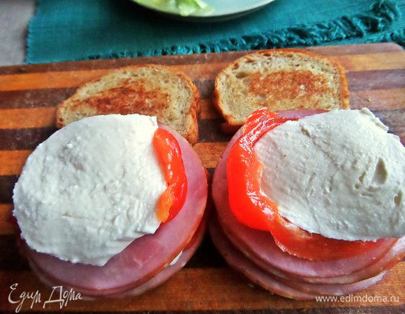 Кладем ломтики перца на ветчину и завершаем моцареллой.