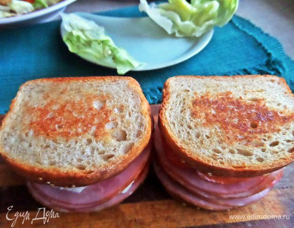 Накрываем хлебом, слегка прижимаем.