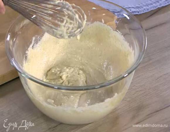 Всю муку перемешать с разрыхлителем и солью, добавить сахар, молоко, 5 ст. ложек оливкового масла и венчиком вымешать тесто.