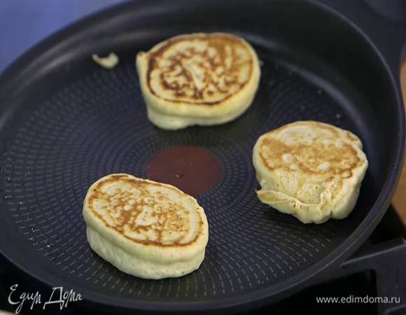 Разогреть в сковороде оставшееся оливковое масло и пожарить небольшие оладушки.