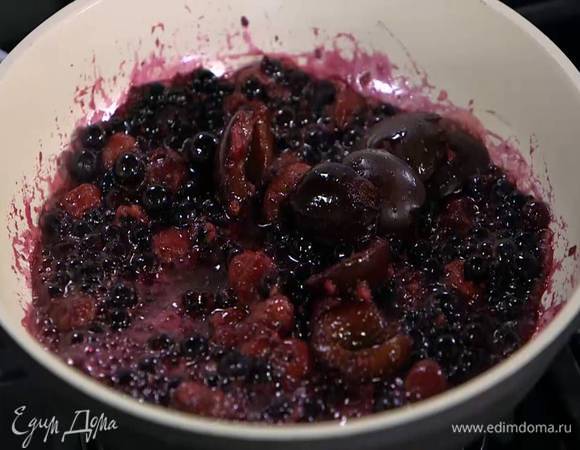 Приготовить соус: в разогретую сковороду выложить размороженные ягоды, всыпать сахар, влить ванильный экстракт и уварить все так, чтобы ягоды слегка закарамелизировались.