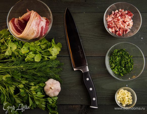 Духовку предварительно разогреть до 180°С. Бекон мелко нарезать. Всю зелень порубить. Чеснок почистить и измельчить.
