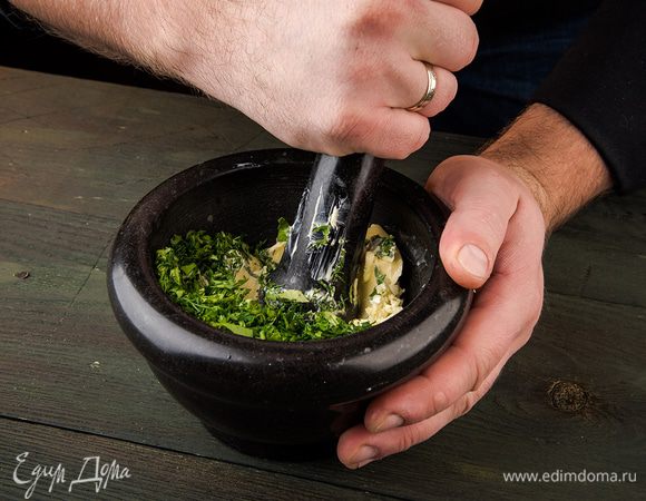 Предварительно размягченное сливочное масло растереть со щепоткой соли и перца, зеленью, чесноком.