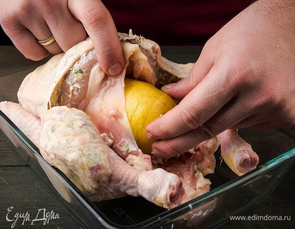 Делаем надрезы в лимоне и начиняем им курицу. Противень смазать частью растительного масла и уложить в него курицу.