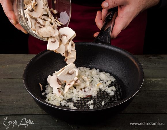 Лук и грибы измельчить и обжарить.
