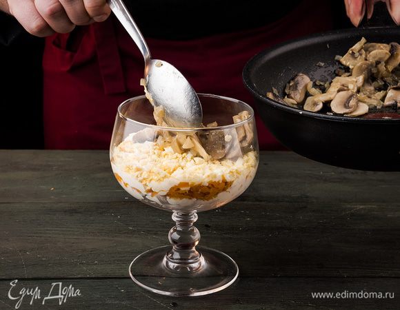 Выкладываем морковь с чесноком, яйца, грибы, лук. Все слои промазываем майонезом.

