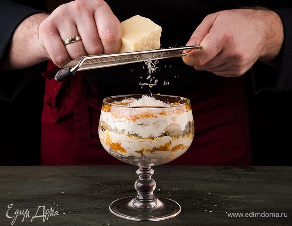 Сверху посыпать салат тертым сыром и измельченной зеленью.