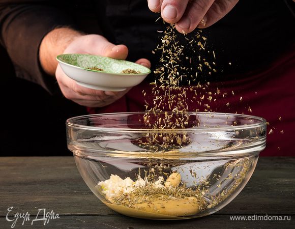 Духовку разогреть до 180°С. Приготовить пряную глазурь. Для этого смешать измельченный чеснок, горчицу, специи.