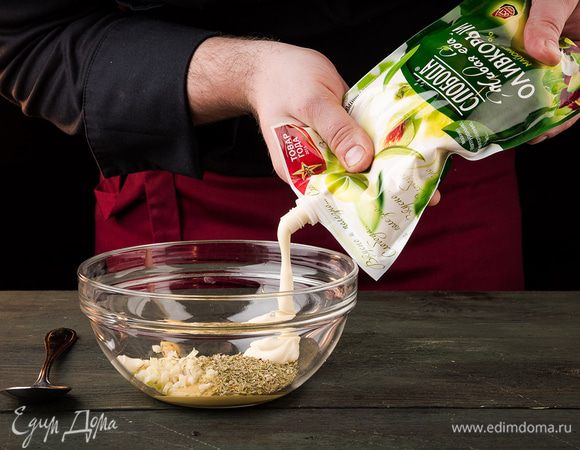 Добавить майонез Оливковый ТМ «Слобода» и все хорошо перемешать.