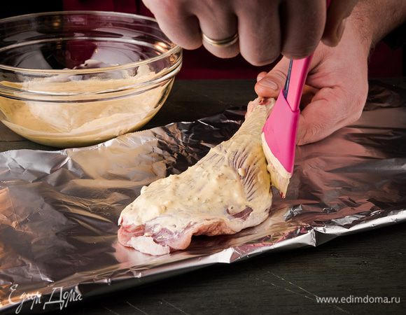 Готовой пряной смесью смазать каждый утиный окорочок. 
