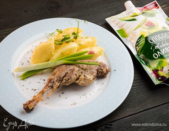 Утиные ножки в пряной глазури готовы! В качестве гарнира подойдет отварной картофель и свежая зелень.