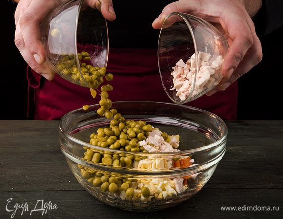Все соединить, добавить консервированный горошек, поперчить, посолить.