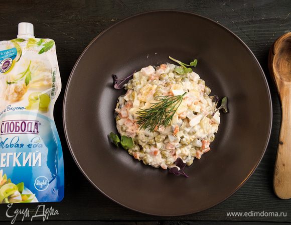 Салат украсить зеленью и подавать к столу. 