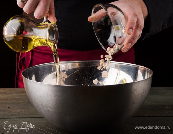 Дрожжи смешиваем с маслом, сахаром и солью в миске с теплой водой.