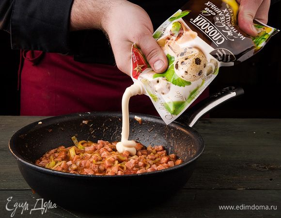 Добавить в начинку томатный соус, майонез На перепелиных яйцах ТМ «Слобода», сушеный базилик, сушеный орегано, аккуратно перемешать.