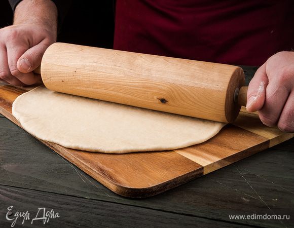 Раскатываем отложенные шарики теста в круг, должно получиться два круга.