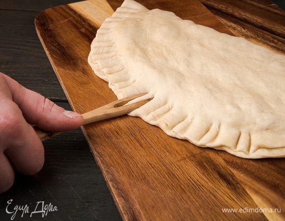 Также можно наколоть пиццу вилкой. Верх пиццы смазываем желтком и отправляем выпекаться минут 15 — 20 минут при 180°С в смазанной форме.