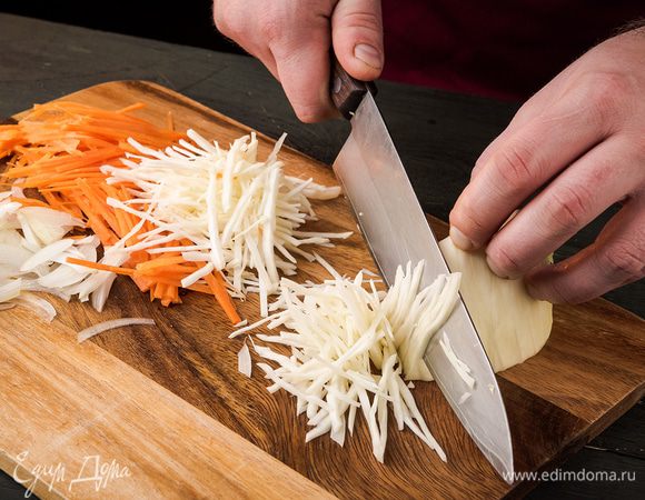 Овощи и зелень помыть и обсушить. Морковь нарезать соломкой, нашинковать капусту, мелко нарезать лук.