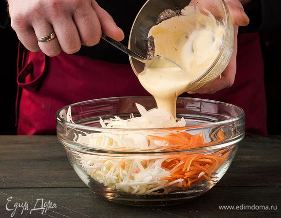 Смешать нарезанные овощи, полить заправкой и снова все перемешать.