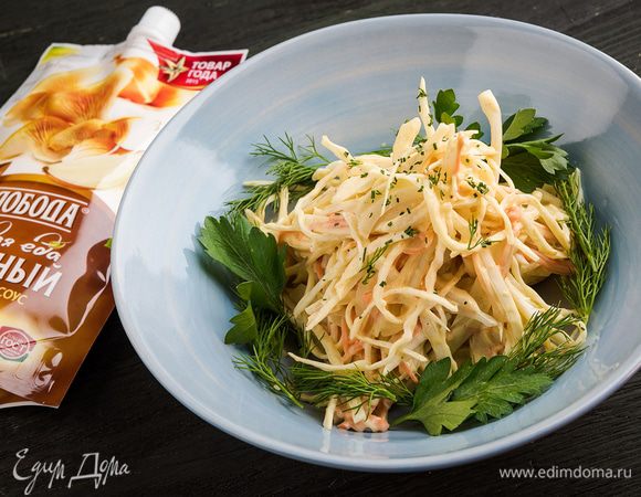 Нарезать петрушку и укроп, выложить по кругу в виде рождественского венка. Праздничное вегетарианское блюдо готово!