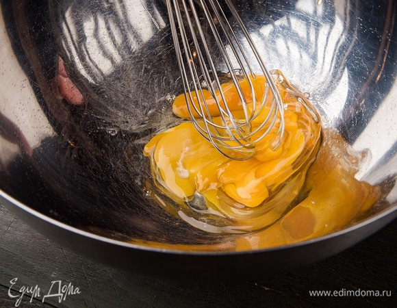 Яйца взбить с солью. 