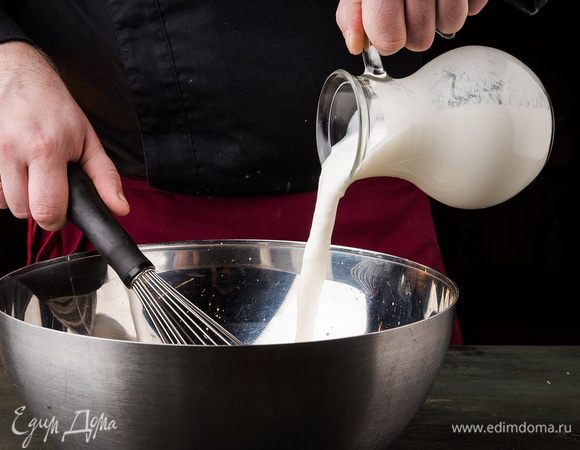 Добавить кефир.