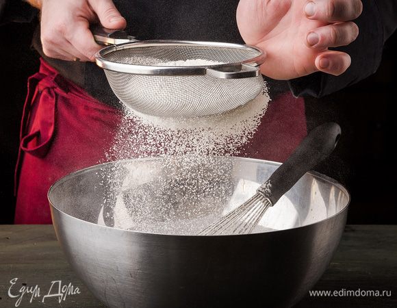 К жидкой смеси просеять муку с разрыхлителем. Приготовить тесто.