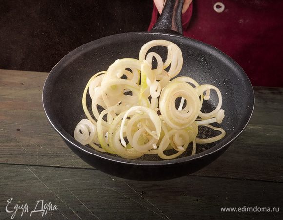 Лук нарезать колечками и обжарить на растительном масле. Семгу отделить от костей и кожи, нарезать. Картофель нарезать кружочками. 
