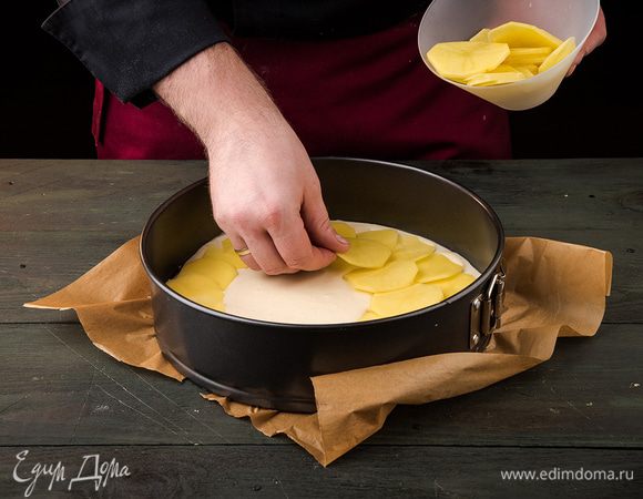 Форму смазать маслом или выстелить пергаментом, вылить половину теста. 
