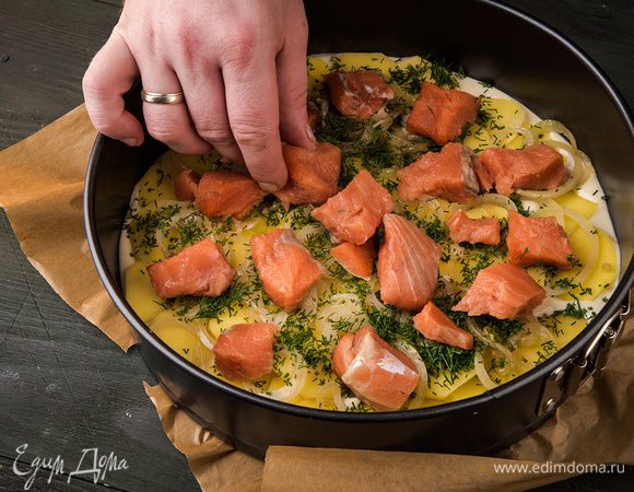 Выкладываем картофель, лук, рыбу и зелень. 