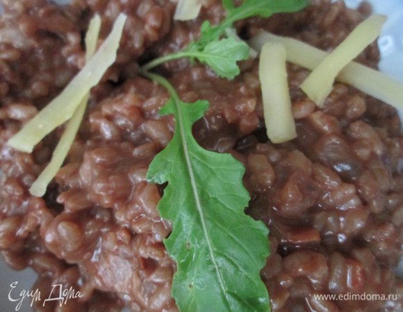 Подаем, украсив листиками руколы, посыпав тертым сыром. Сверху кладем ломтик бекона. Лучше, если он будет сыро-копченым. 
Boun appetito!
  
