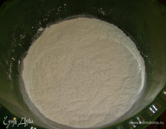 Муку просеять, смешать с дрожжами и солью.