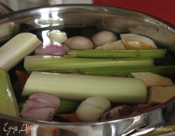 Готовим бульон: в 2,5 литра воды отвариваем овощи с щепоткой соли. Похлебку можно готовить и на мясном бульоне, такой вариант более распространен.
