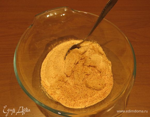 Готовим колобок: сухари, яйца, ветчина, сыр, соль, перец, мускатный орех и масло растительное. В сухари наливаем немного бульона, у меня пошло 140 мл.