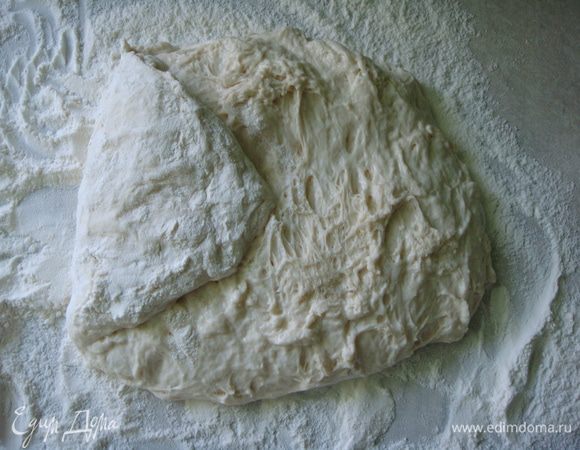 Не обминая тесто, завернуть сначала одну сторону до середины.