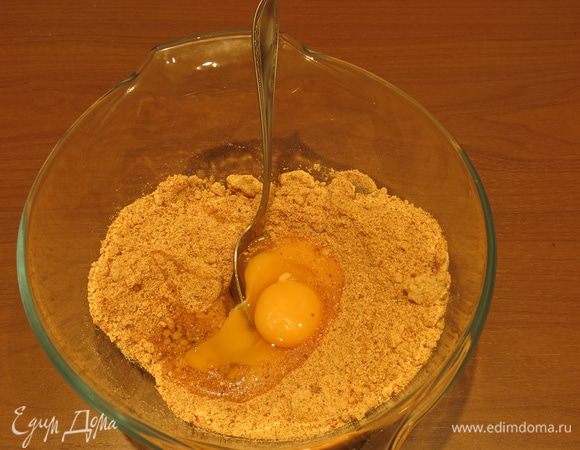 Вбиваем яйца, количество яиц увеличила по сравнению с исходным рецептом, так тесто получилось мягче.