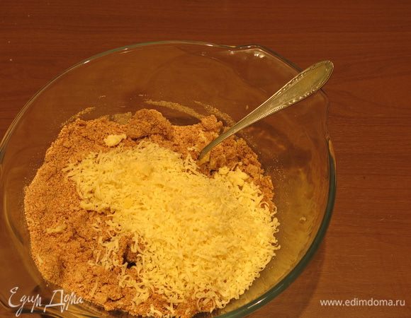 Насыпаем сыр, мелко натертый.