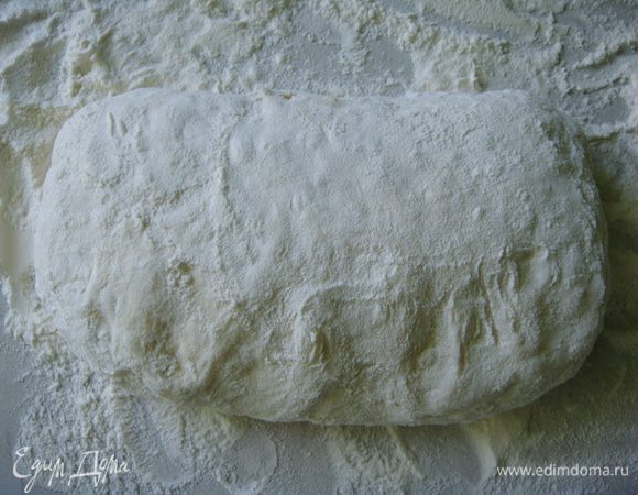 Если тесто все еще не держит форму, сложите его еще раз.